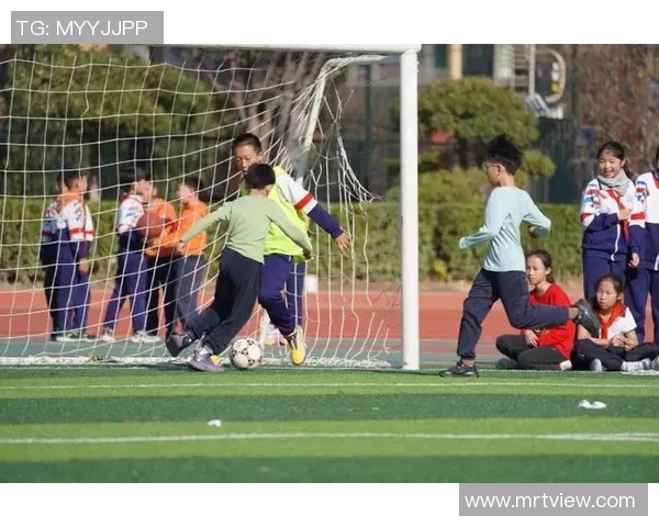 校园足球:培养团队精神与健康生活方式的新途径 校园足球:培养团队精神与健康生活方式的新途径