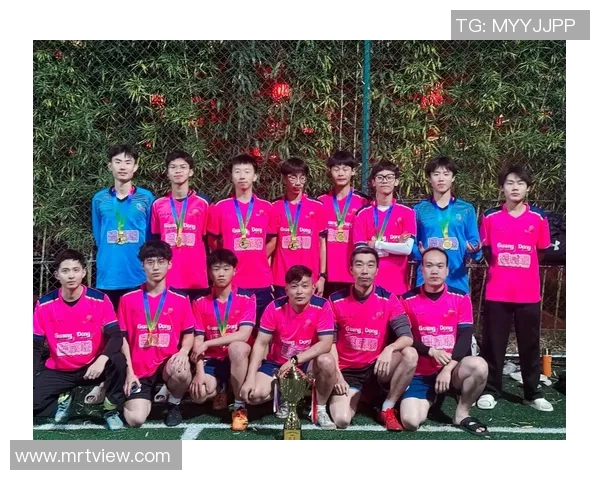 第一次踢足球的快乐与挑战让我体会到团队合作的重要性